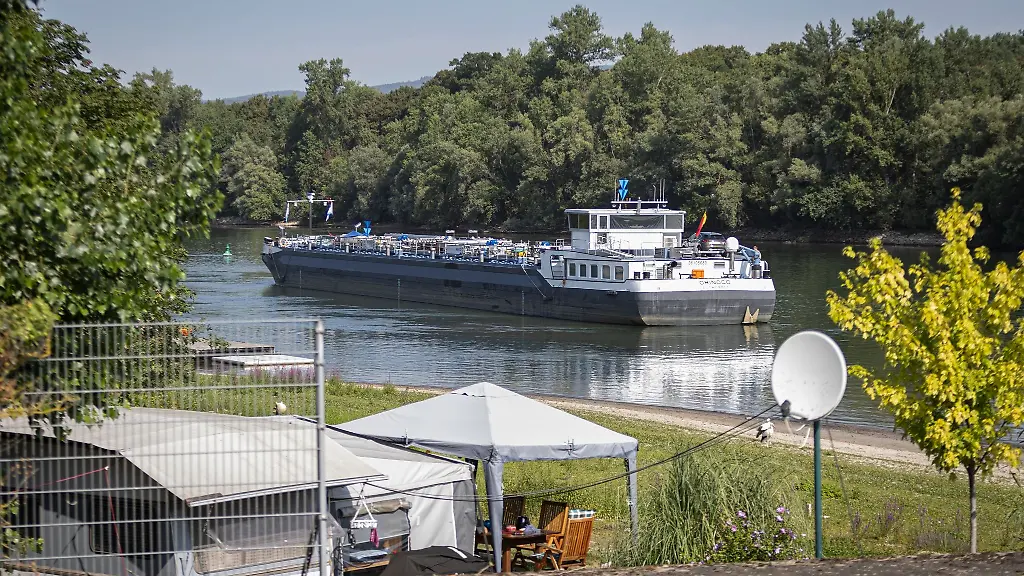 Kurz-vor-dem-Industriehafen-Mainz-hat-sich-das-Tankschiff-Orinoco-festgefahren
