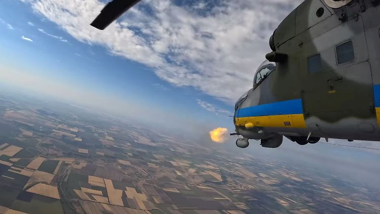 Ein ukrainischer Mil Mi-24V bei der Bekämpfung russischer Drohnen.