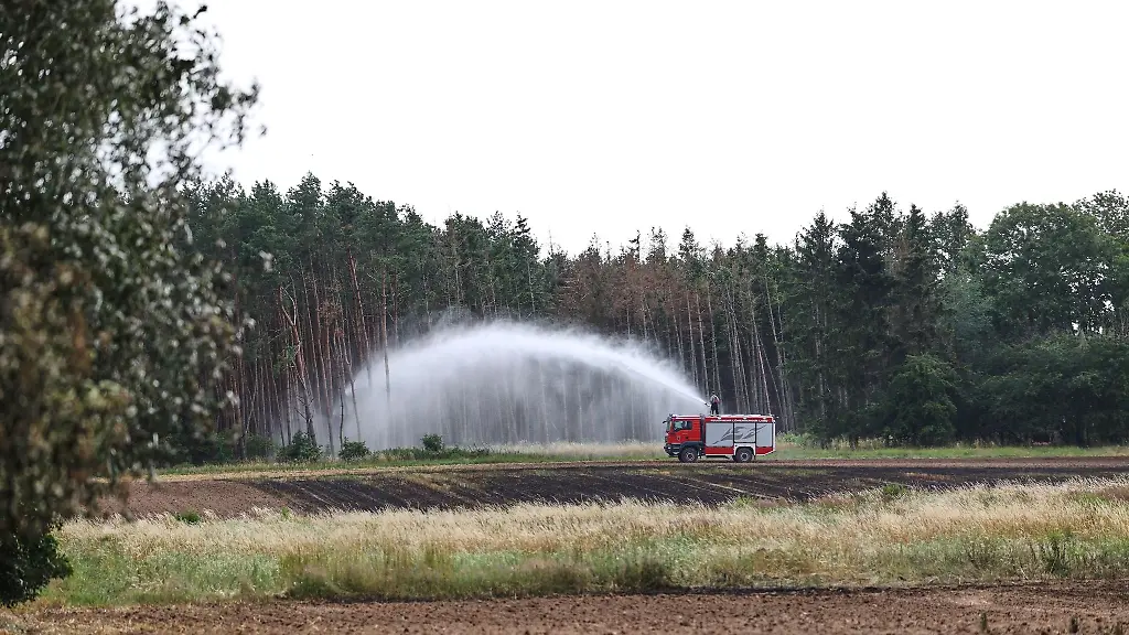 Einsatzkraefte-der-Feuerwehr-loeschen-ein-20-Hektar-grosses-Feld-zwischen-Neuloewenberg-und-Grueneberg-im-Loewenberger-Land
