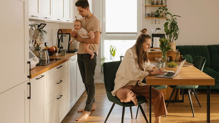 Wie organisieren wir Baby und Beruf? Eine Option: Auch in Elternzeit können Mütter und Väter in Teilzeit berufstätig sein. 