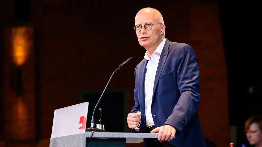 Peter-Tschentscher-SPD-Erster-Buergermeister-von-Hamburg-spricht