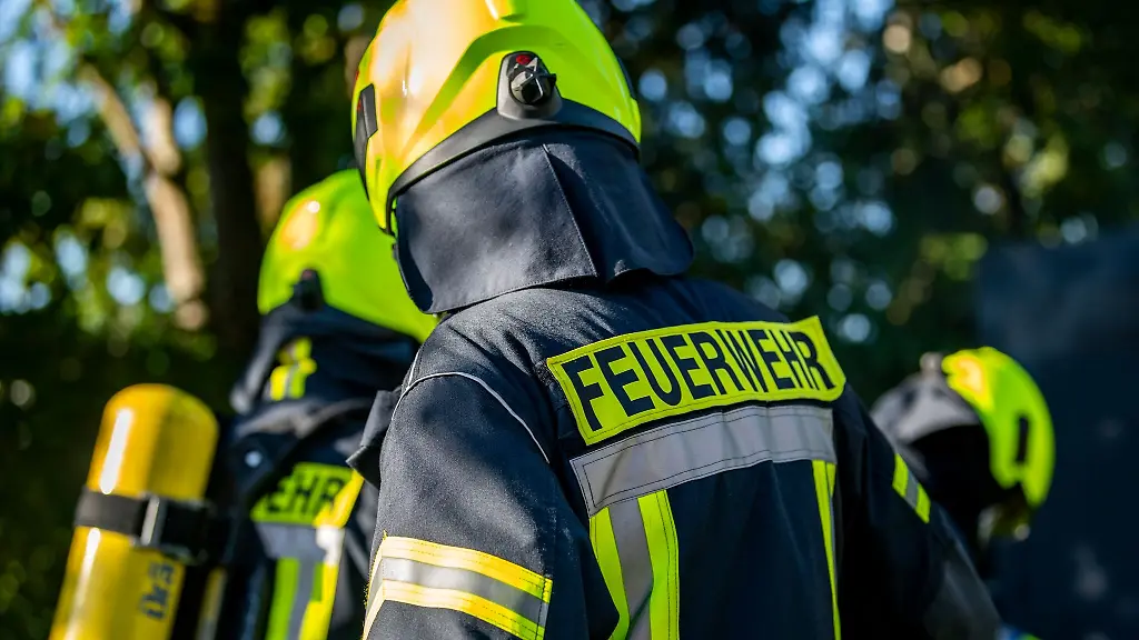 Feuerwehrleute-stehen-zusammen