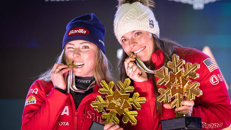 Shiffrin und Johnson stehen gemeinsam auf dem Podest.