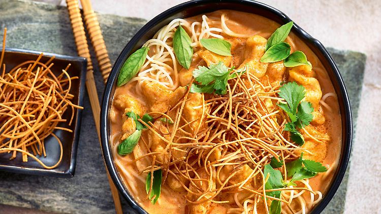 Khao Soi Gai ist ein thailändischer Nudeltopf mit Kokoshuhn und Eiernudeln.
