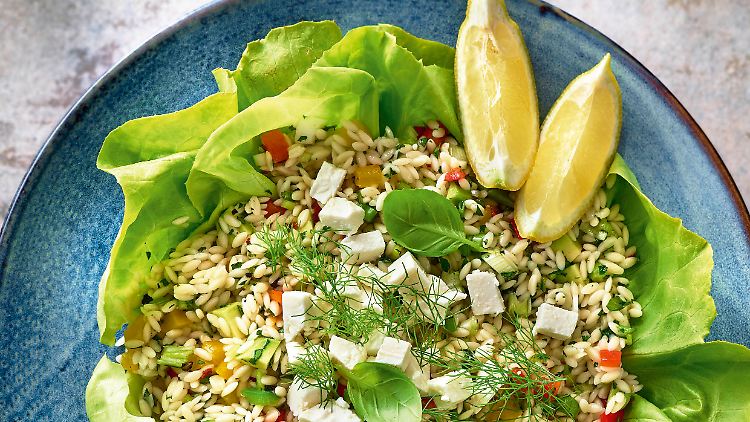 Die Reiskornnudeln (griechisch: Kritharaki) sind Pasta im besten Sinne, denn sie werden aus Semola und nicht aus Reis hergestellt und heißen in Italien Risi, Risoni oder Orzo.