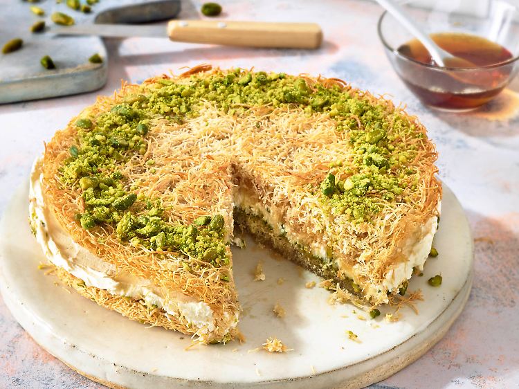 Das Spektakuläre an der Frischkäsetorte "Knafeh" ist das knusprige Engelshaar (türkisch: Kadayif) als Boden und Topping und natürlich aus Nudelteig.