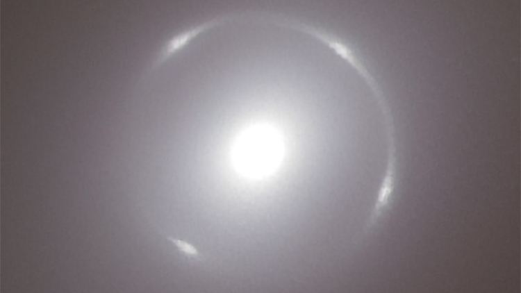 Der Lichtring um das Zentrum der Galaxie NGC 6505 ist ein Beispiel für einen Einsteinring. Die Galaxie wirkt als Gravitationslinse und beugt das Licht einer weiter entfernten Galaxie im Hintergrund. 