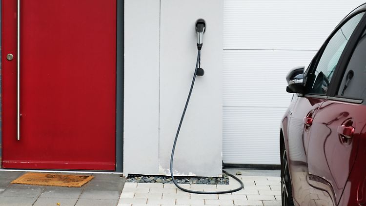 Eigene "Tankstelle": Zu Hause - vielleicht sogar mit selbst produziertem Solarstrom - laden zu können, spricht bei manchen für die Anschaffung eines E-Autos.