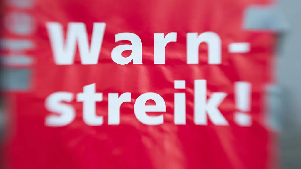 Warnstreik-steht-auf-einem-Schild