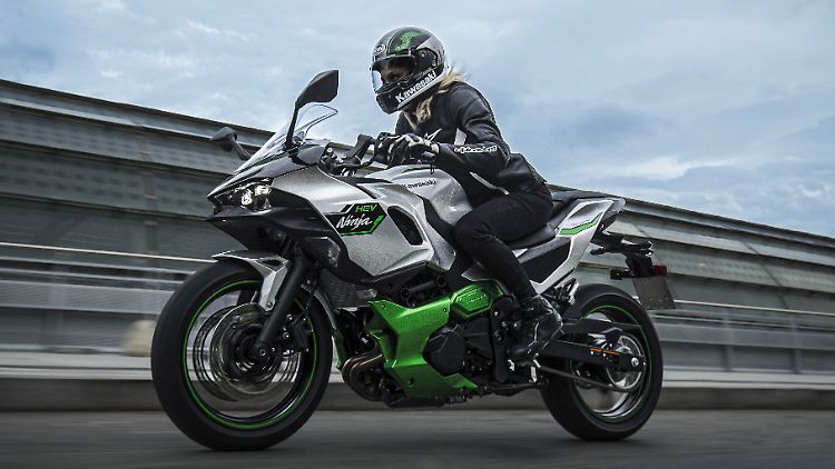 Die technisch hochinnovativen Hybrid-Bikes von Kawasaki führen die deutsche Zulassungsstatistik der Motorräder mit alternativem Antrieb mit großem Vorsprung an.