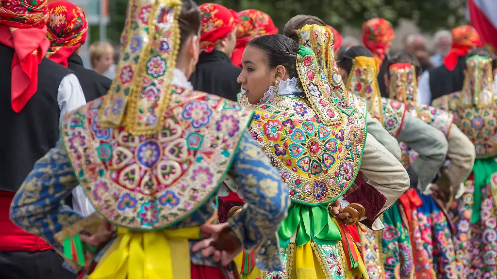 In-Trachten-gekleidete-Teilnehmer-aus-verschiedenen-europaeischen-Laendern-ziehen-bei-der-Europeade-Parade-durch-die-Innenstadt-von-Gotha-Thueringen
