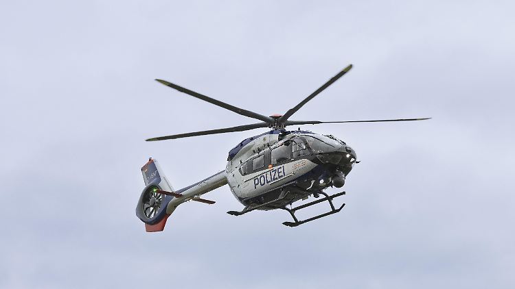 Mittels Hubschrauber sucht die Polizei nach dem Verdächtigen.