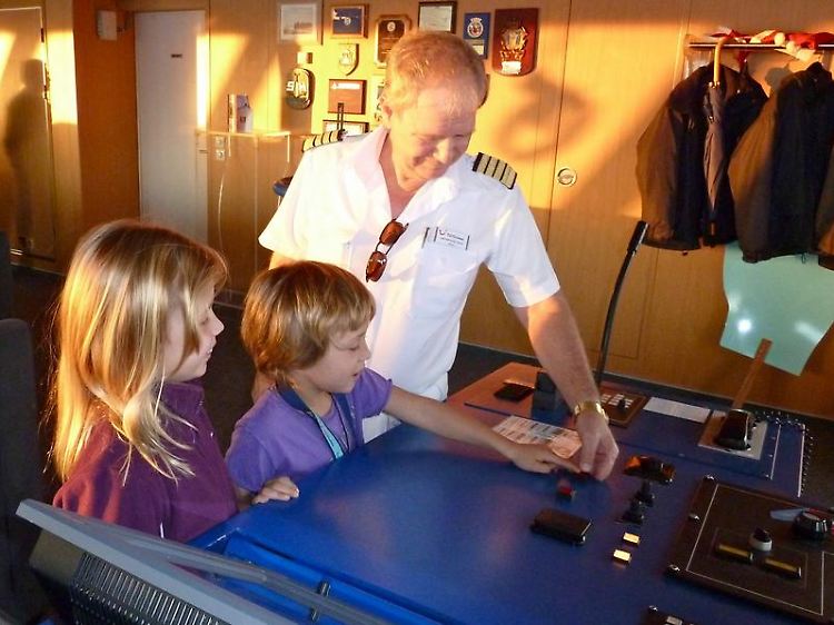 Frühe Kundenbindung: Auf "Mein Schiff" lässt Kapitän Kjell Holm auch den Nachwuchs mal an die Schalter.