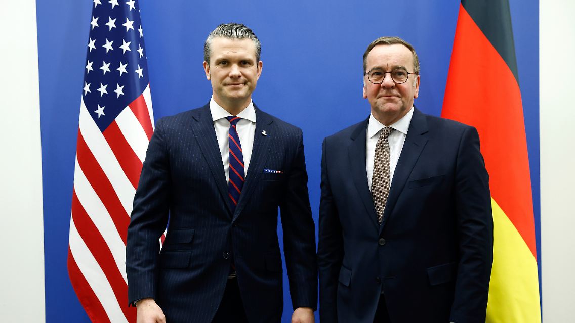 Die Verteidigungsminister vor ihrem bilateralen Treffen am Rande eines Treffens der NATO-Verteidigungsminister im NATO-Hauptquartier in Brüssel.
