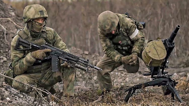 Russische Soldaten bereiten einen Angriff auf ukrainische Stellungen vor.