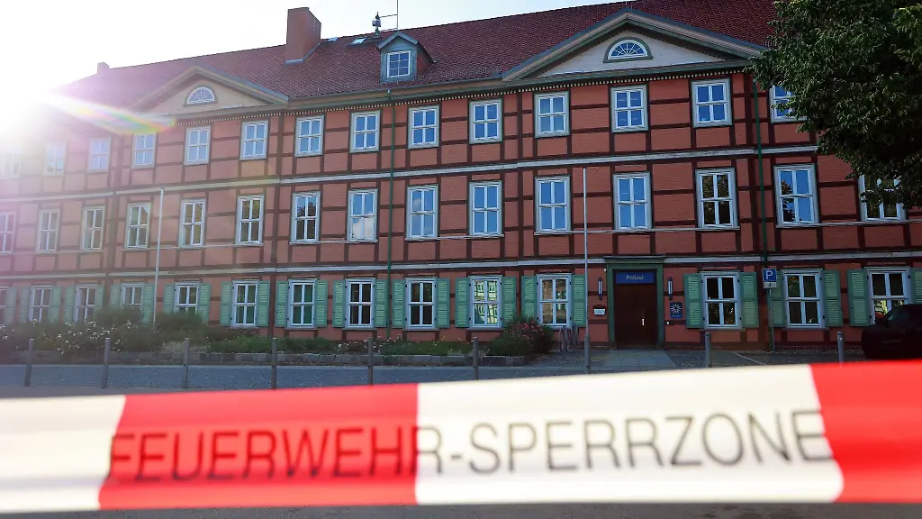 Blick-auf-das-weitraeumig-abgesperrte-Gebaeude-des-Polizeireviers-in-der-Innenstadt