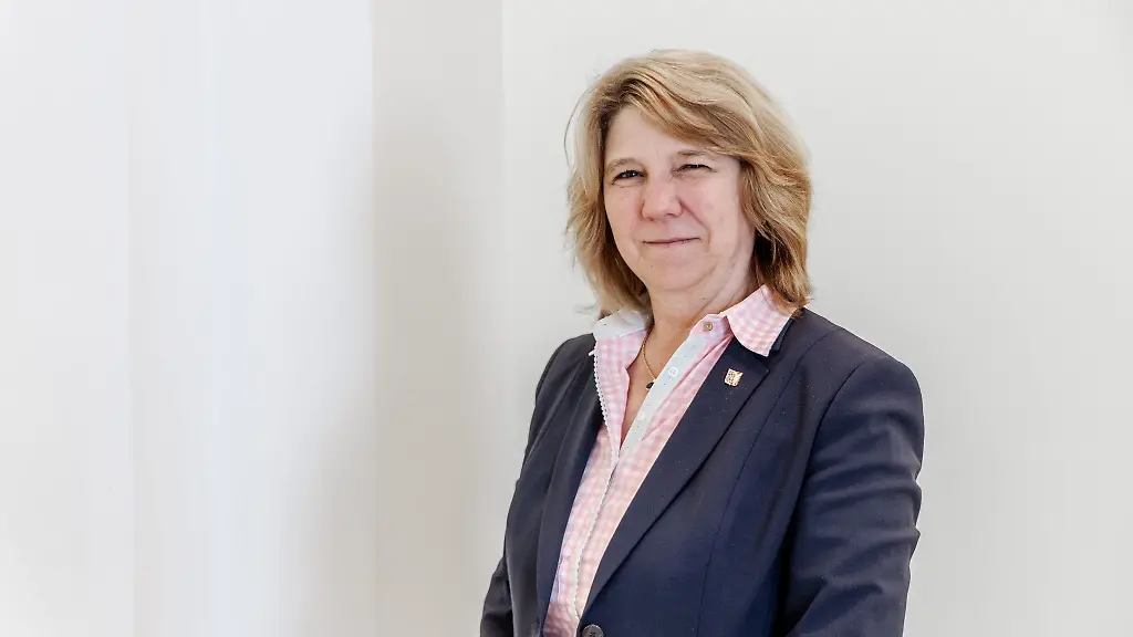 Kerstin-von-der-Decken-CDU-Ministerin-fuer-Justiz-und-Gesundheit-schaut-in-die-Kamera