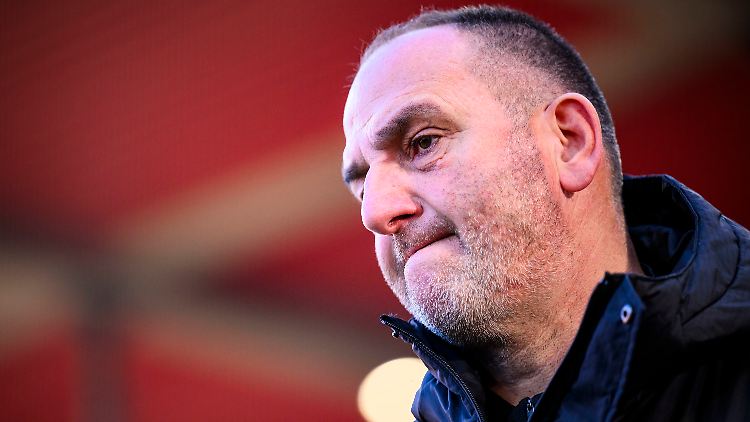 Frank Schmidt muss derzeit einen schwierigen Spagat mit dem 1. FC Heidenheim bewältigen.