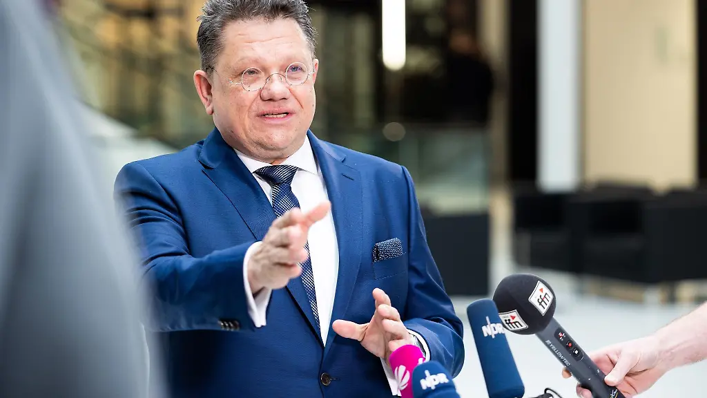 Andreas-Philippi-SPD-Gesundheits-und-Sozialminister-von-Niedersachsen-gibt-Medienvertretern-im-Foyer-vom-Landtag-ein-Interview