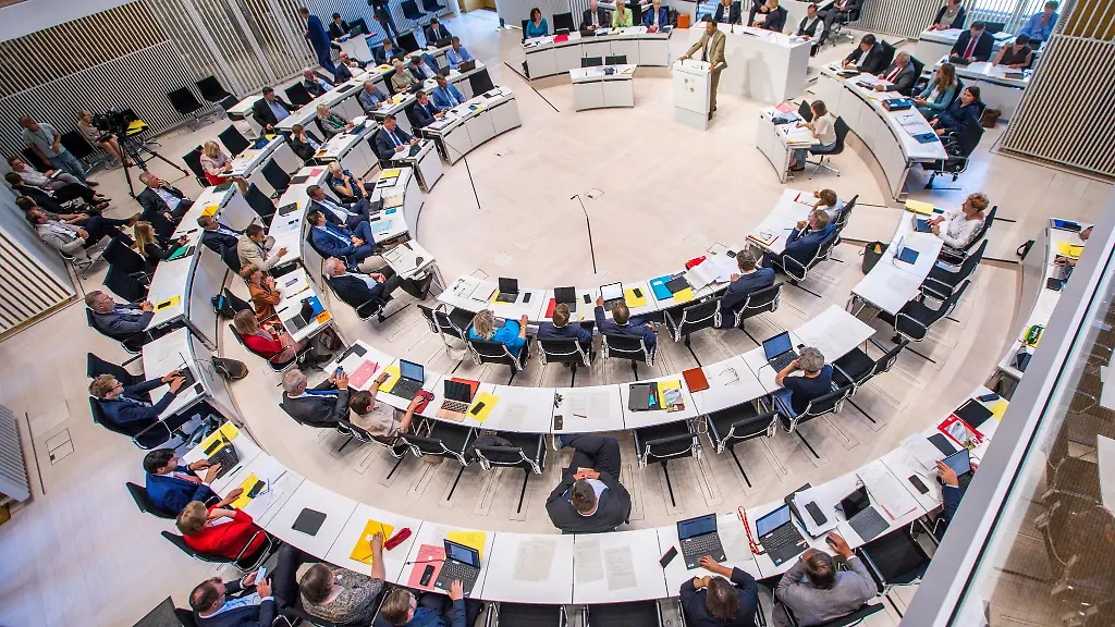 Ein-Landtagsabgeordneter-spricht-bei-der-Sitzung-des-Landtags-im-Plenarsaal