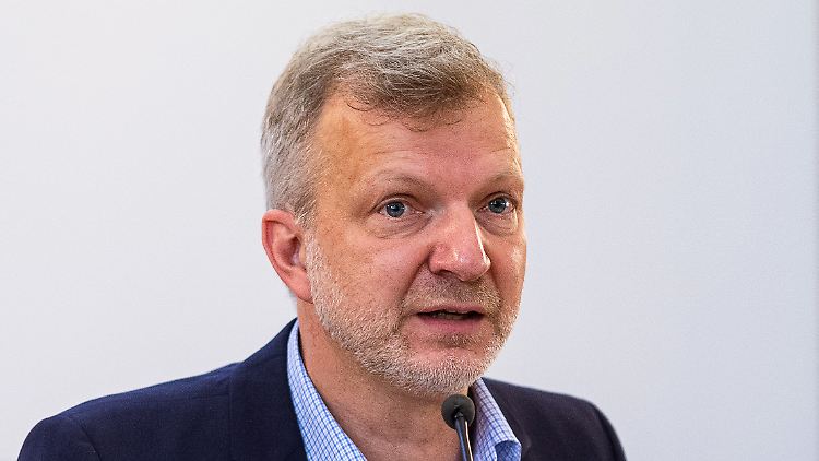 Der Historiker Thomas Großbölting bei der Vorstellung der Studienergebnisse zum Missbrauch im Bistum Münster im Jahr 2022.