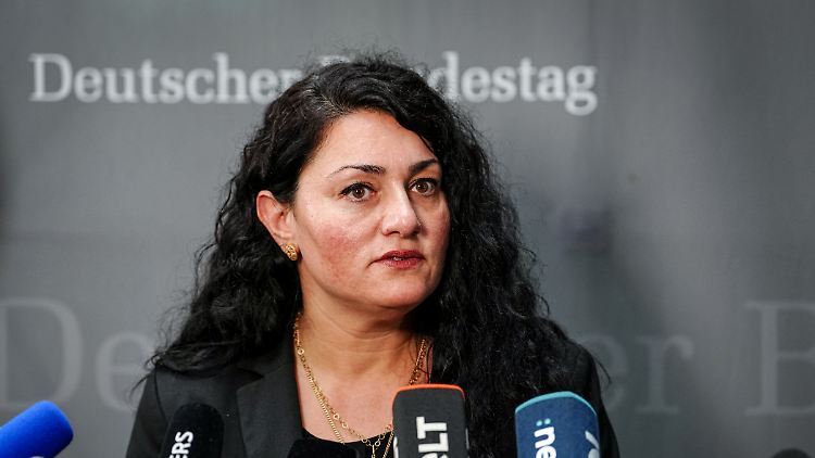 Lamya Kaddor bei einem Pressestatement zur Messerattacke in Solingen. 