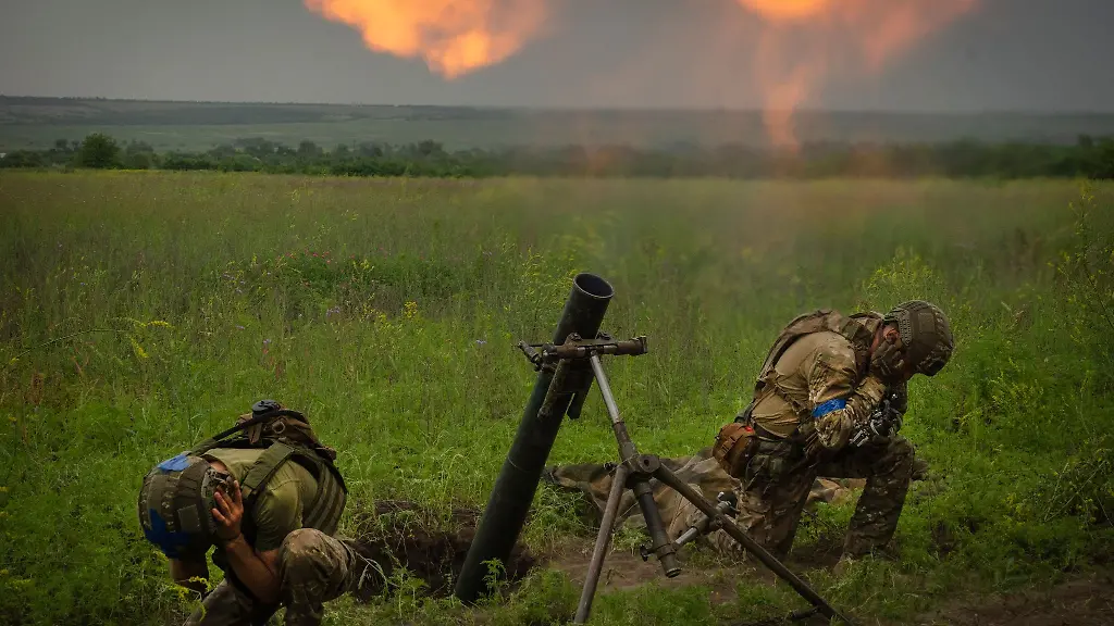 Ukrainische-Soldaten-feuern-auf-russische-Stellungen-an-der-Frontlinie-in-Saporischschja