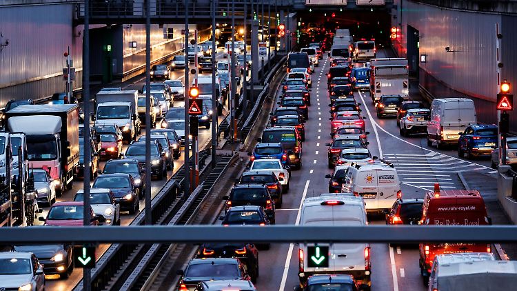 Egal, ob Stau oder widrige Wetterverhältnisse: Beschäftigte müssen dennoch dafür sorgen, pünktlich bei der Arbeit zu erscheinen.