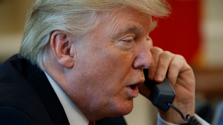 Donald Trump während seiner ersten Amtszeit telefonierend im Weißen Haus.