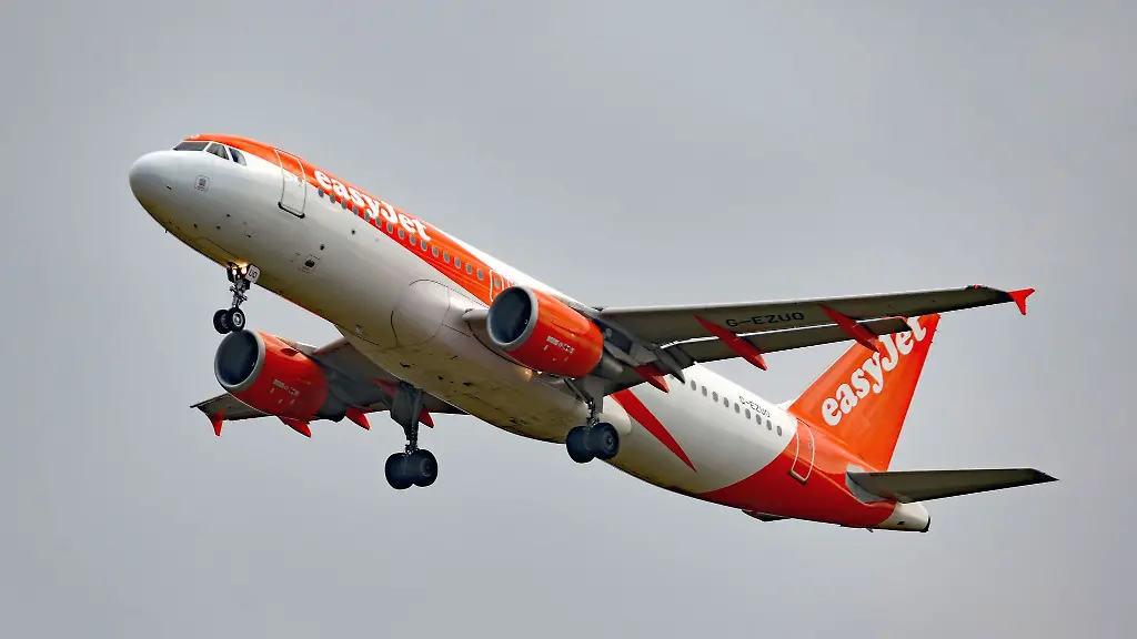 Ein-Airbus-A320-214-G-EZUO-der-britischen-Fluggesellschaft-EasyJet-ueber-London