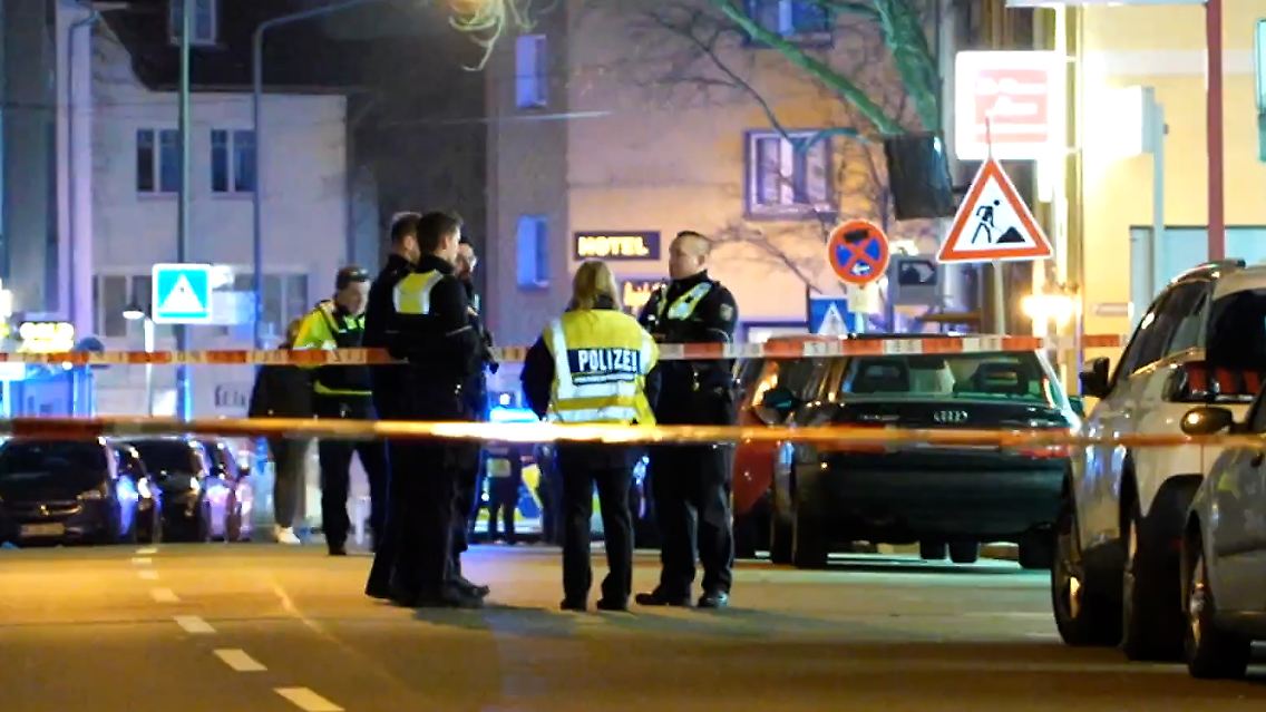 Die Polizei ist stundenlang im Einsatz und ermittelt am Tatort zu den Hintergründen.