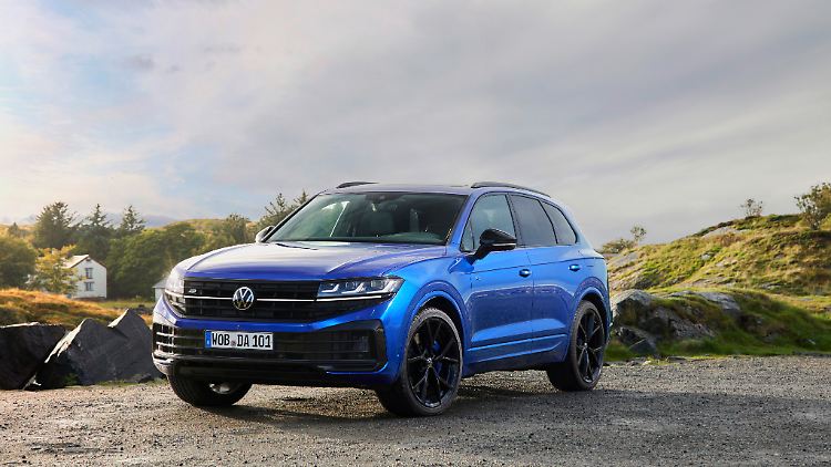 Schwarze Elemente unterstreichen den sportlichen Touch des stärksten Touareg. Im Fahrgeschehen benimmt er sich allerdings ziemlich geschmeidig.