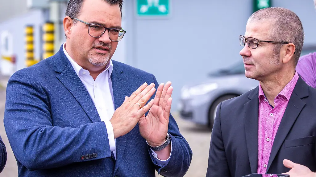 Oliver-Burkhard-l-Vorstandsvorsitzender-von-TKMS-und-Frank-Junge-r-SPD-Bundestagtagsabgeordneter-aus-Wismar