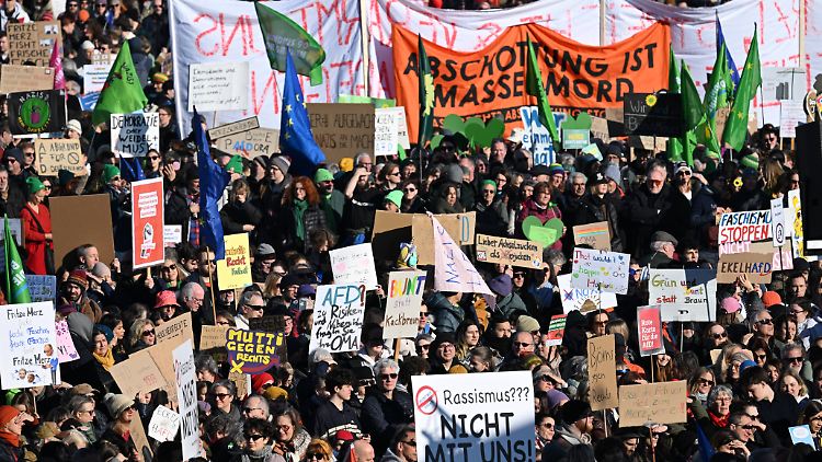 Am vergangenen Wochenende demonstrierten in vielen Städten Tausende gegen Rechtsextremismus, aber auch die gemeinsame Abstimmung der Union mit der AfD. Hier in München kamen dabei rund 250.000 Menschen auf die Theresienwiese.