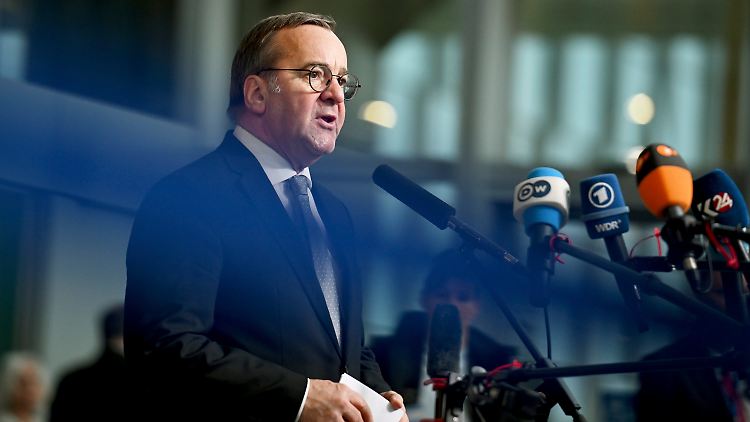 Pistorius nach seiner Ankunft in Brüssel anlässlich des Treffens der NATO-Verteidigungsminister. 