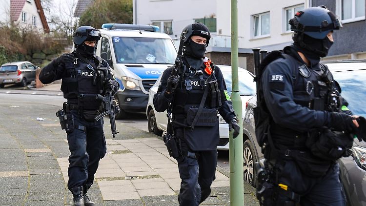 Polizisten am Mittwoch vor einer Schule.