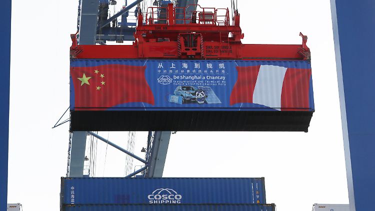 Ein chinesisch-peruanischer Container während der Eröffnung des neuen Tiefseehafens in Chancay im November 2024.