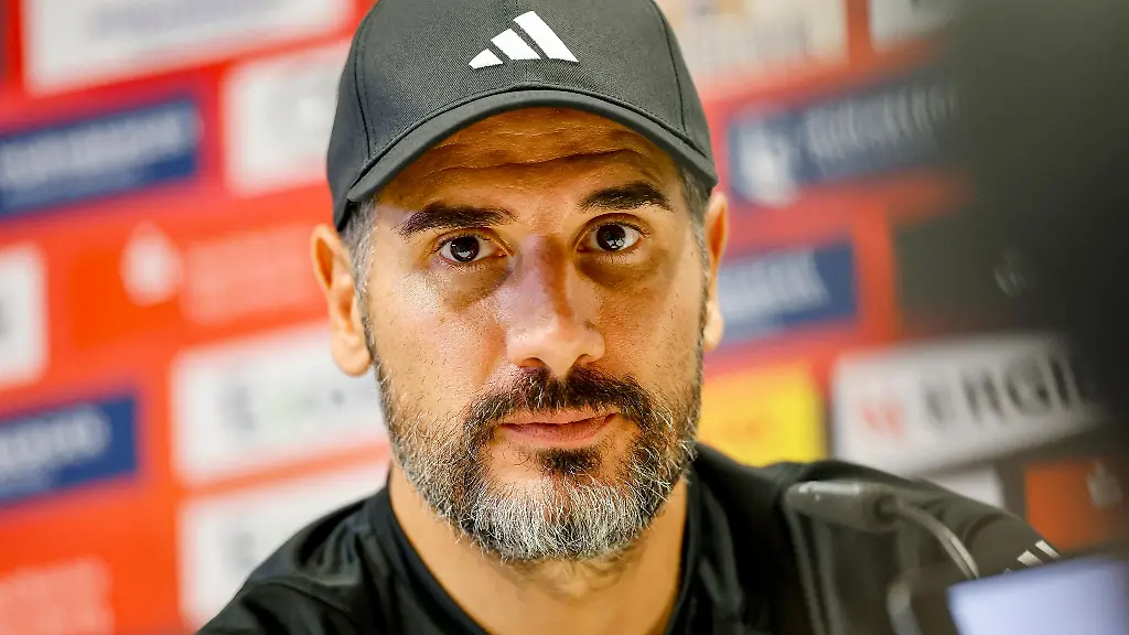 Cristian-Fiel-spricht-bei-der-Pressekonferenz-zu-seiner-Vorstellung-als-Cheftrainer