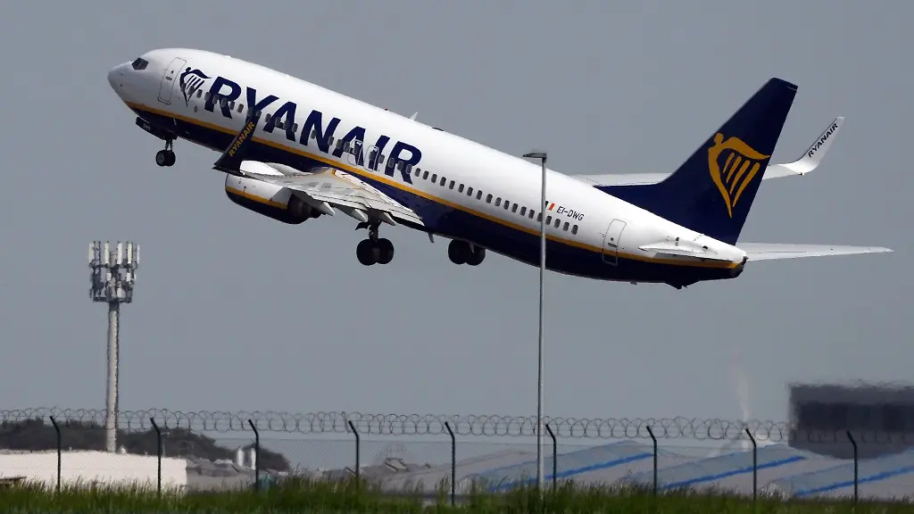 Eine-Boeing-737-der-Fluggesellschaft-Ryanair-startet-vom-Flughafen-Berlin-Brandenburg-BER-Willy-Brandt