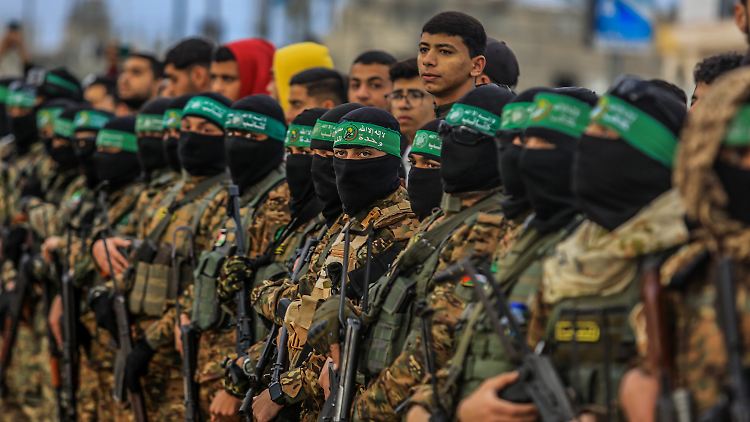 Kämpfer der Al-Kassam-Brigaden bilden am 8. Februar einen Korridor, während die drei israelischen Geiseln O.B. Ami, E. Scharabi und O. Levy nach 16 Monaten Geiselhaft an Vertreter des Roten Kreuzes übergeben werden.
