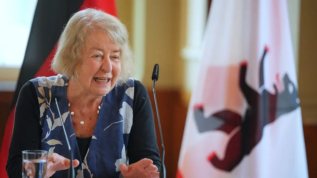 Hilde-Schramm-ehemalige-Vizepraesidentin-des-Berliner-Abgeordnetenhauses-bedankt-sich