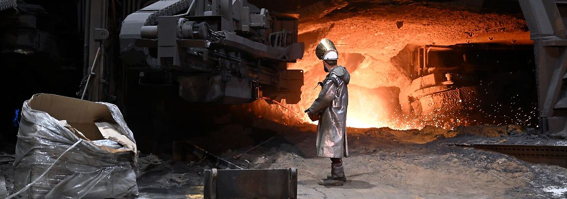 Im festgefahrenen Streit zwischen IG Metall und Management über die Umbaupläne für die Thyssenkrupp-Stahlsparte könnte jetzt Bewegung kommen. (Archivbild)
