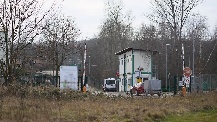 Blick auf die Einfahrt des Abfallunternehmens, auf dessen Gelände der tote Säugling gefunden wurde.