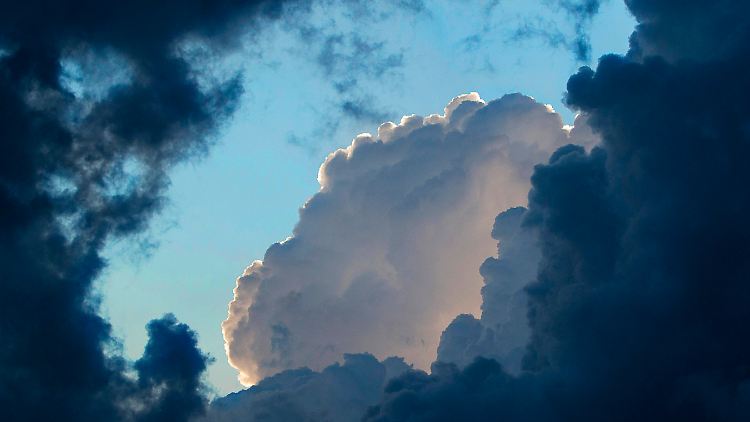 Weiß, dunkelgrau und manchmal fast schon schwarz - Wolkenforscher Vicenzo Levizzani glaubt, dass jeder Wolken besser verstehen kann.