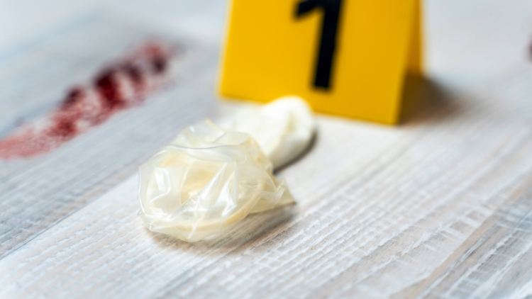 Manche Sexualstraftäter verwenden Kondome, auch um keine DNA am Tatort zu hinterlassen.