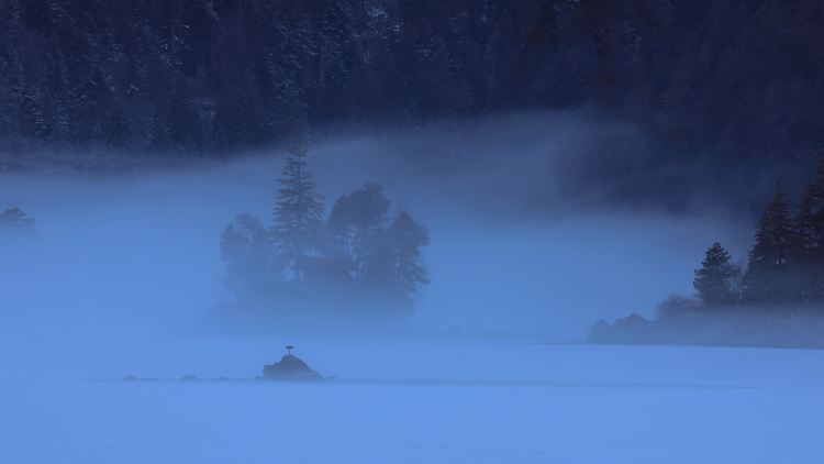 "Ein dunkelblauer Schein, kaum von der Finsternis zu unterscheiden, liegt über dem Schnee, der sich neben meinem Gesicht anhäuft. Dämmert es schon? Oder träume ich noch?"