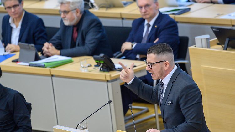 Büttner, innenpolitischer Sprecher der AfD, während einer Rede im Landtag von Sachsen-Anhalt. Die AfD will Druck auf die CDU aufbauen.