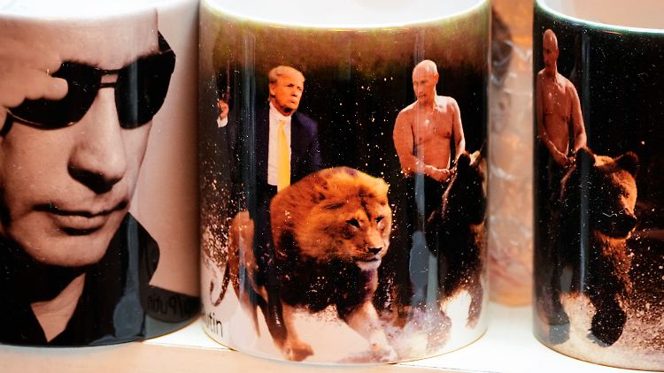 Tassen in einem Souvenirgeschäft im russischen Sankt Petersburg.