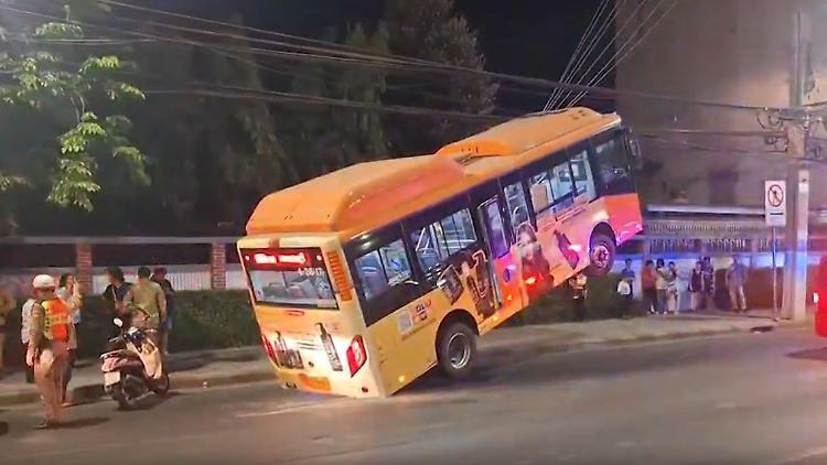 Bus Bangkok.jpg