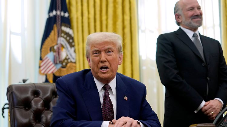 Trump mit seinem Handelsminister Howard Lutnick im Oval Office.